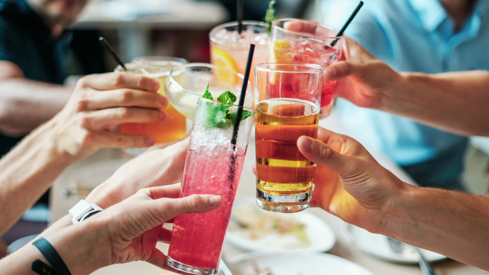 Drankjes op een tafel in een café