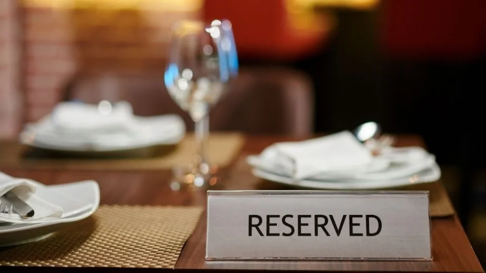 Un écriteau « réservé » sur une table dressée
