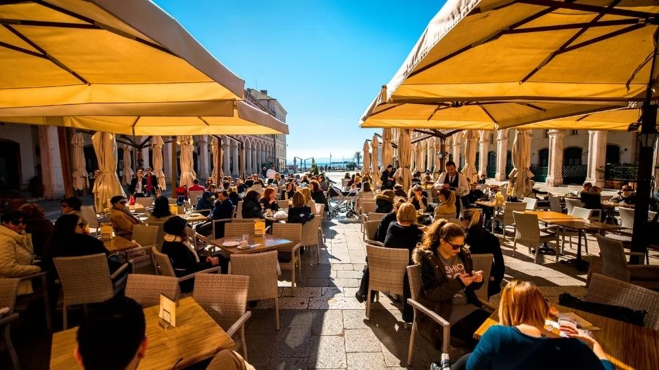 Eine gut besuchte Terrasse an einem sonnigen Tag